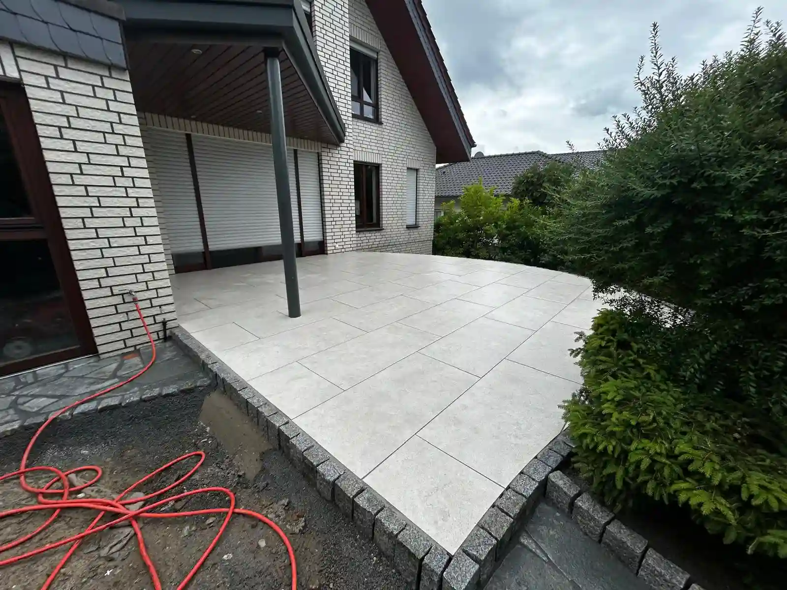 Keramikplatten auf Drainbeton, fertig verlegte Fläche